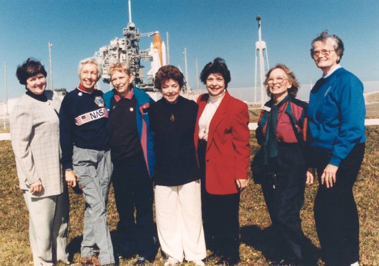 De izquierda a derecha: Gene Nora Stumbough Jessen, Wally Funk, Jerrie Cobb, Jerri Sloan Truhill, Sarah Gorelick Ratley,  Myrtle (“Kay”) Cagle, y Bernice (“B”) Steadman.